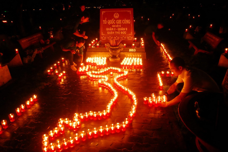 Lễ thắp nến tri ân các anh hùng liệt sỹ tại nghĩa trang liệt sỹ Thành phố Hồ Chí Minh. (Ảnh: Mạnh Linh/TTXVN)