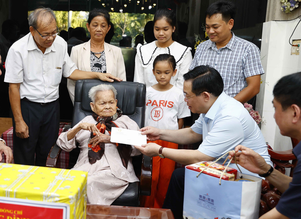 Chủ tịch Quốc hội Vương Đình Huệ thăm và tặng quà Mẹ Việt Nam anh hùng Trần Thị Ấm, năm nay tròn 100 tuổi. (Ảnh: Doãn Tấn/TTXVN)