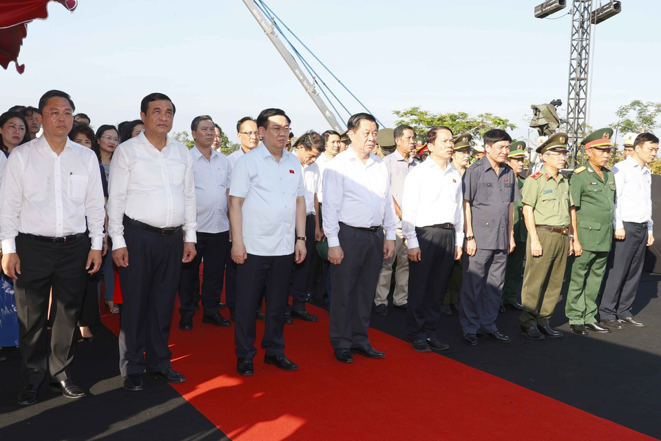 Chủ tịch Quốc hội Vương Đình Huệ và các đại biểu dâng hương tại quần thể tượng đài Mẹ Việt Nam Anh hùng. (Ảnh: Doãn Tấn/TTXVN)