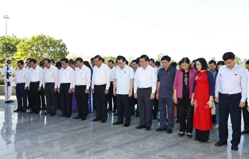 Chủ tịch Quốc hội Vương Đình Huệ và các đại biểu dâng hương tại Nghĩa trang liệt sỹ tỉnh Quảng Nam. (Ảnh: Doãn Tấn/TTXVN)