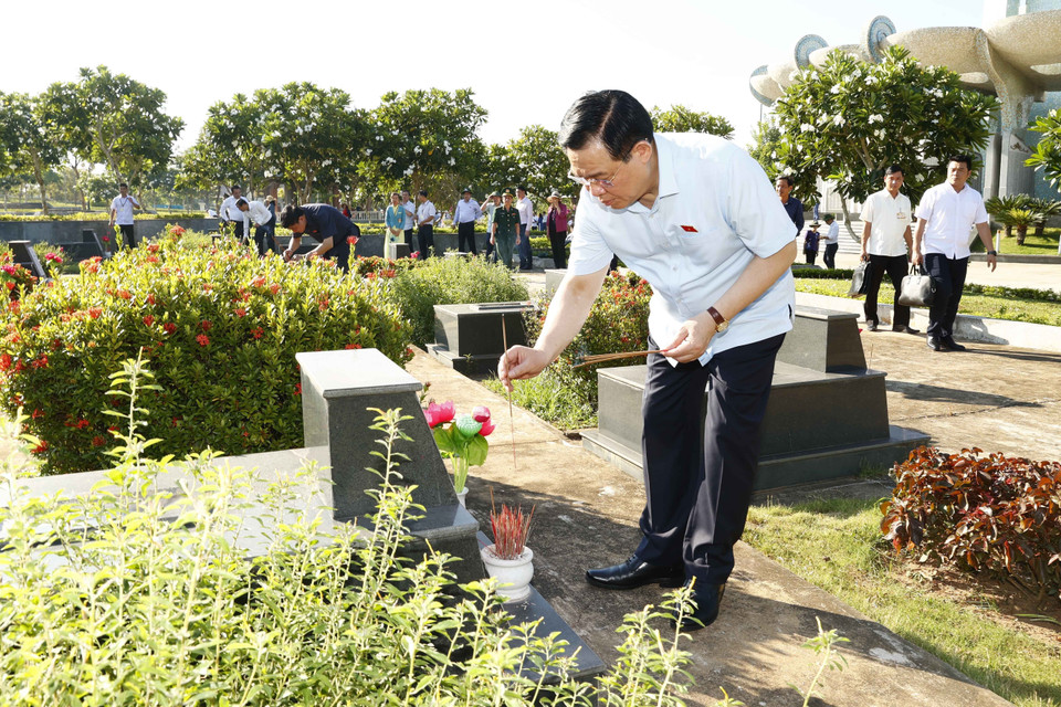 Chủ tịch Quốc hội Vương Đình Huệ thắp hương tưởng nhớ các anh hùng liệt sĩ tại Nghĩa trang liệt sỹ tỉnh Quảng Nam. (Ảnh: Doãn Tấn/TTXVN)