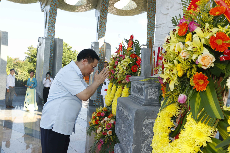 Chủ tịch Quốc hội Vương Đình Huệ dâng hương tại Nghĩa trang liệt sỹ tỉnh Quảng Nam. (Ảnh: Doãn Tấn/TTXVN)