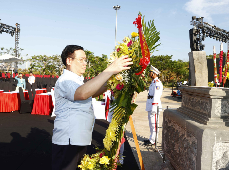 Chủ tịch Quốc hội Vương Đình Huệ dâng hương tại quần thể tượng đài Mẹ Việt Nam Anh hùng. (Ảnh: Doãn Tấn/TTXVN)