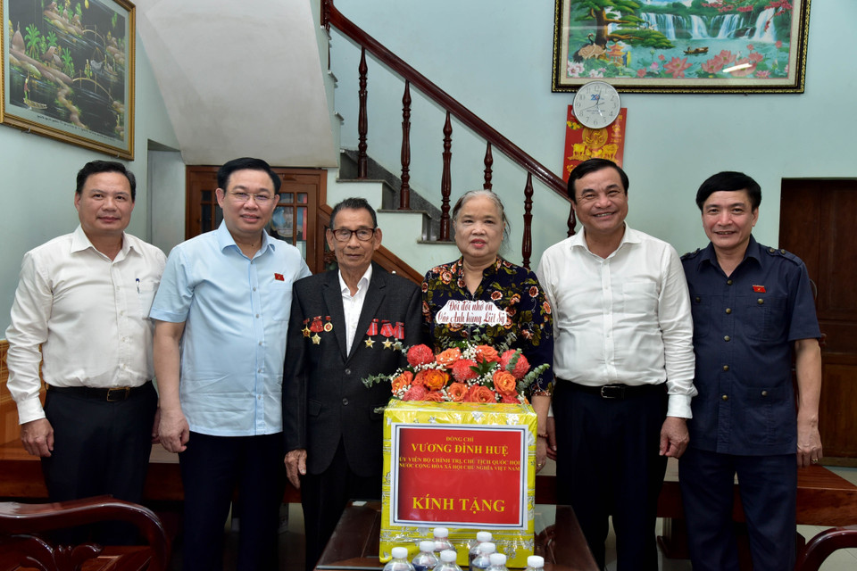 Chủ tịch Quốc hội Vương Đình Huệ thăm và tặng quà thương binh Nguyễn Hữu Dã, thương binh hạng 1/4. (Ảnh: Doãn Tấn/ TTXVN)
