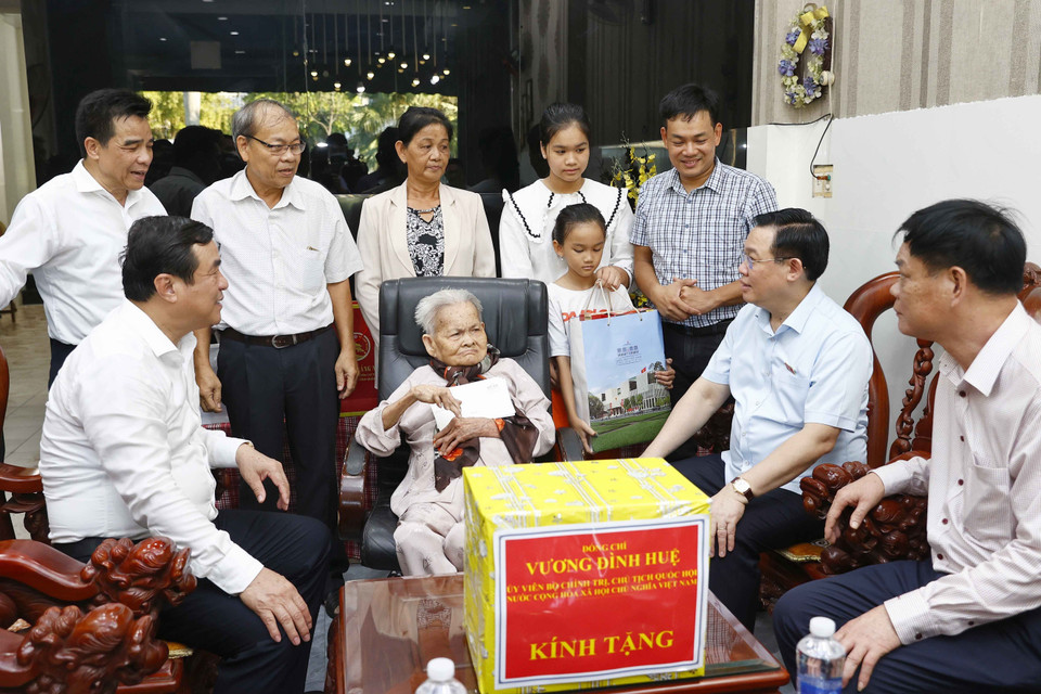 Chủ tịch Quốc hội Vương Đình Huệ thăm và tặng quà Mẹ Việt Nam anh hùng Trần Thị Ấm, năm nay tròn 100 tuổi. (Ảnh: Doãn Tấn/TTXVN)