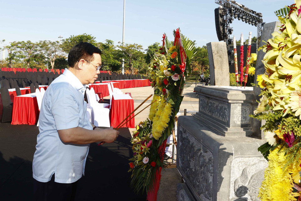 Chủ tịch Quốc hội Vương Đình Huệ dâng hương tại quần thể tượng đài Mẹ Việt Nam Anh hùng. (Ảnh: Doãn Tấn/TTXVN)