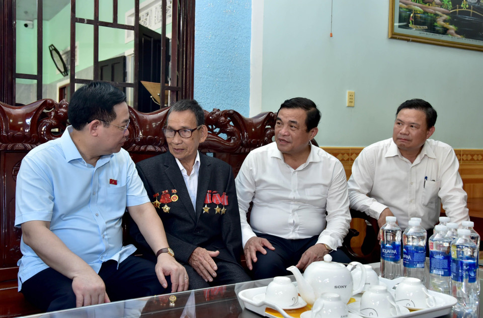 Chủ tịch Quốc hội Vương Đình Huệ thăm và tặng quà thương binh Nguyễn Hữu Dã, thương binh hạng 1/4. (Ảnh: Doãn Tấn/ TTXVN)