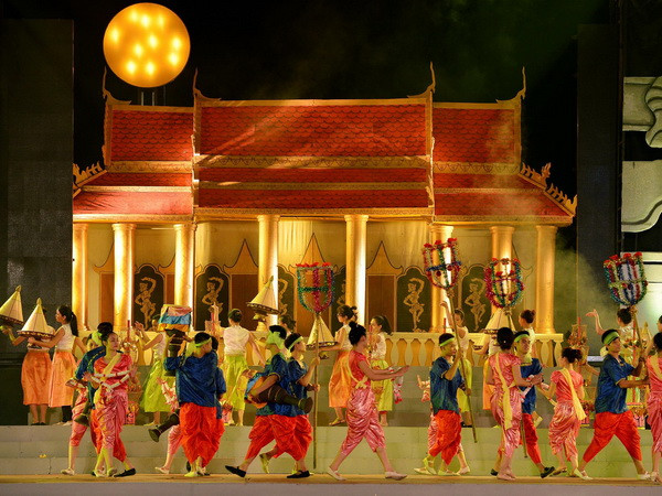 Chương trình nghệ thuật trong đêm khai mạc. (Ảnh: Thanh Hà/TTXVN) Tối 18/11, Chủ tịch nước Trương Tấn Sang đến dự và phát biểu tại Lễ khai mạc “Tuần lễ đại đoàn kết các dân tộc-Di sản văn hóa Việt Nam” tại Làng Văn hóa - Du lịch các dân tộc Việt Nam (Đồng Mô, Sơn Tây, Hà Nội)./.