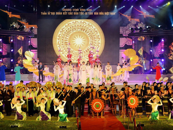 Chương trình nghệ thuật trong đêm khai mạc. (Ảnh: Thanh Hà/TTXVN)