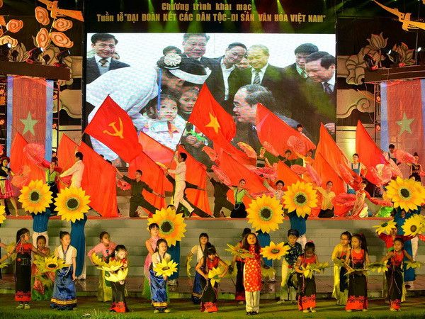 Chương trình nghệ thuật trong đêm khai mạc. (Ảnh: Thanh Hà/TTXVN)