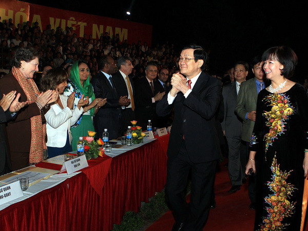 Chủ tịch nước Trương Tấn Sang đến dự Lễ khai mạc “Tuần lễ đại đoàn kết các dân tộc - Di sản văn hóa Việt Nam” tại Làng Văn hóa-Du lịch các dân tộc Việt Nam. (Ảnh: Nguyễn Khang/TTXVN)