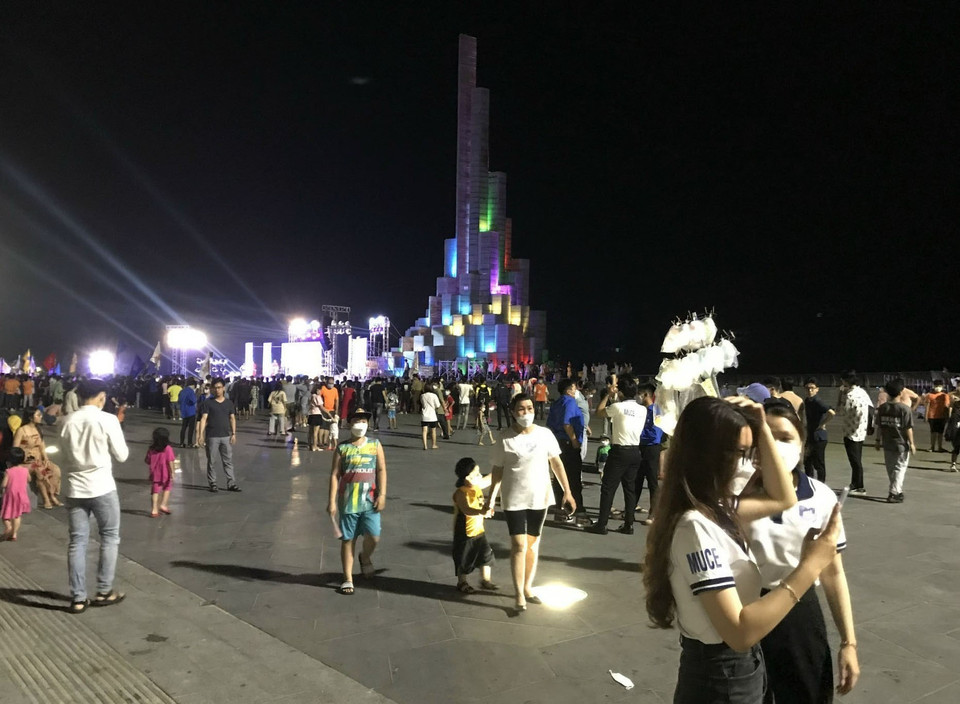 Tháp Nghinh Phong đẹp và rực rỡ hơn khi về đêm. (Ảnh: Phạm Cường/TTXVN)