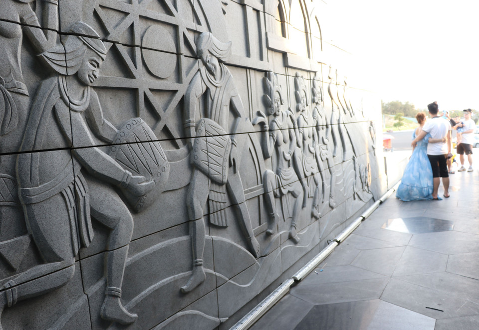 Du khách tham quan tại Tháp Nghinh Phong. (Ảnh: Phạm Cường/TTXVN)