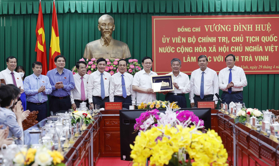 Chủ tịch Quốc hội Vương Đình Huệ tặng quà lưu niệm cho Ban Thường vụ Tỉnh ủy Trà Vinh. (Ảnh: Doãn Tấn/TTXVN)