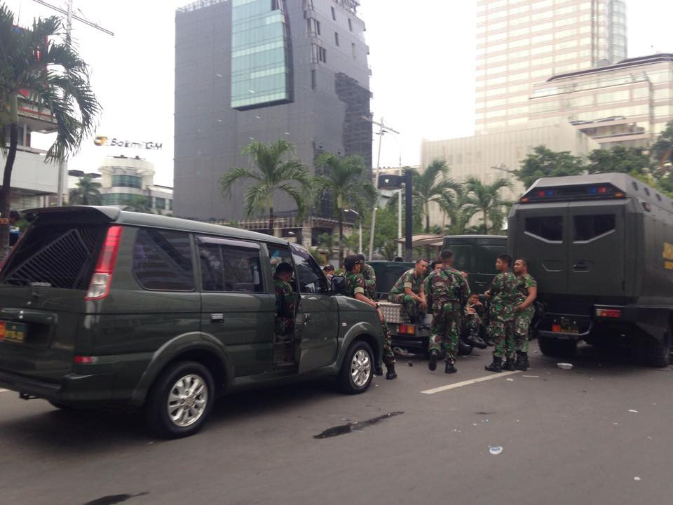 Quân đội phong tỏa khu vực (Ảnh: Đỗ Quyên/Vietnam+)