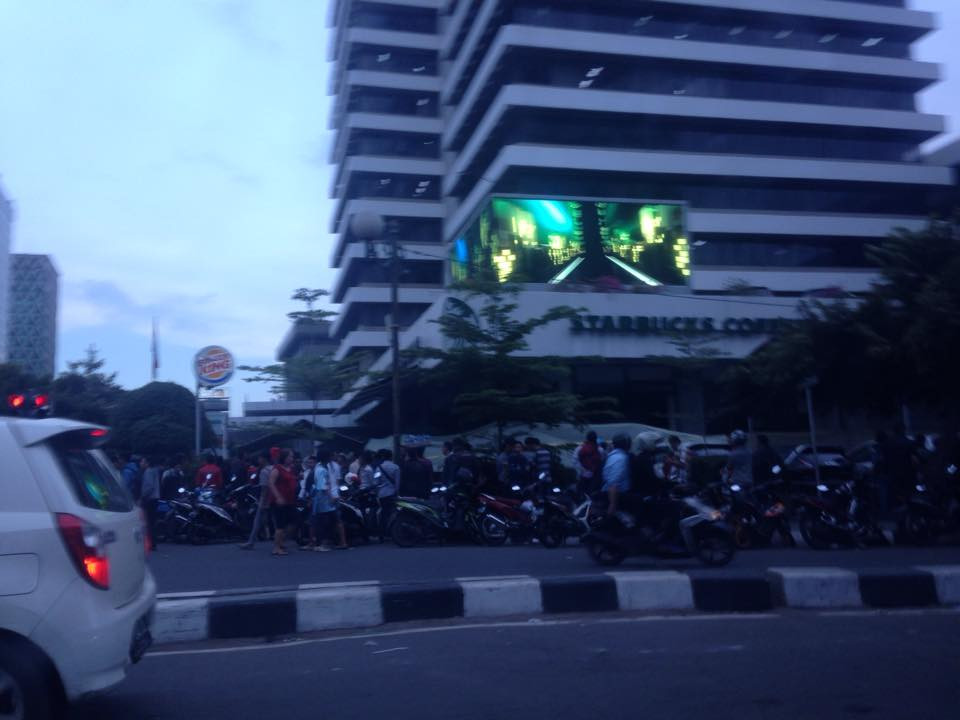 Quán càphê Starbucks đối diện địa điểm xảy ra vụ nổ súng (Ảnh: Đỗ Quyên/Vietnam+)