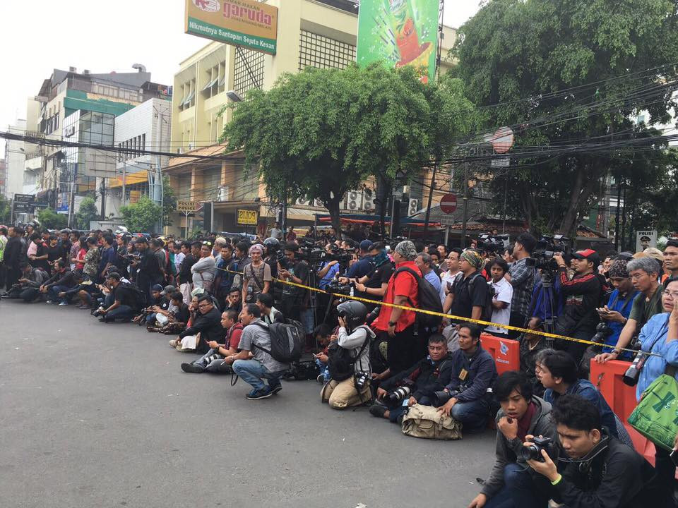 Các phóng viên báo chí tại hiện trường. (Ảnh: Ngọc Hiệp/Vietnam+)