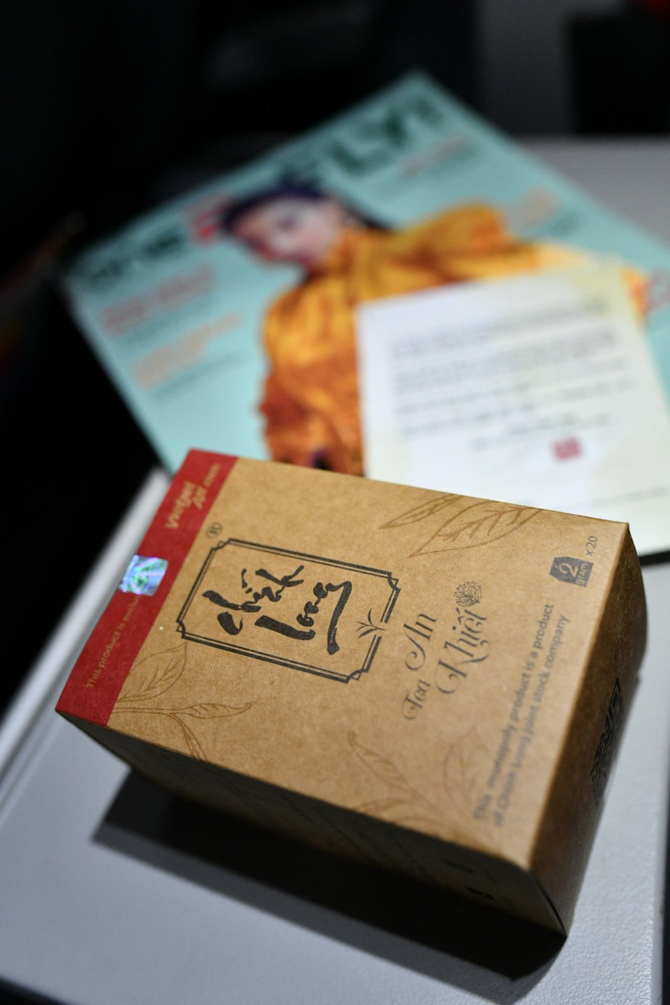 Hành khách trên chuyến bay đặc biệt tới Ấn Độ còn nhận được những phần quà lưu niệm từ Vietjet, các sản phẩm chăm sóc sức khỏe, spa hay hướng dẫn yoga… (Ảnh: CTV/Vietnam+)