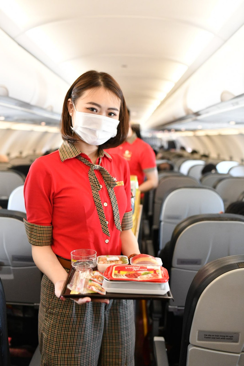Chuyến bay đặc biệt này được Vietjet phục vụ theo tiêu chuẩn các chuyến bay quốc tế của hãng với đa dạng lựa chọn về suất ăn và đồ uống. (Ảnh: CTV/Vietnam+)