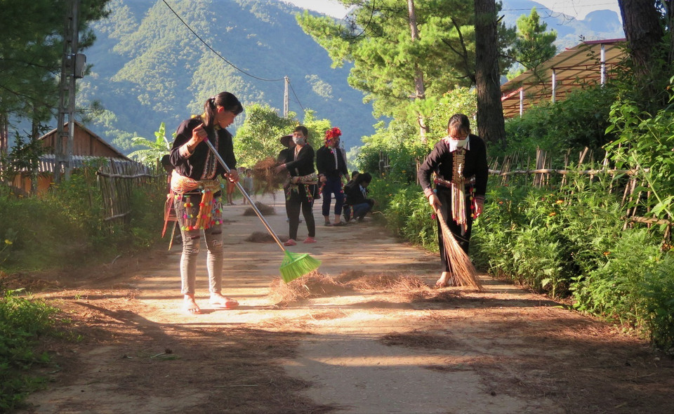 Hội Liên hiệp Phụ nữ tỉnh Lai Châu đã duy trì 150 mô hình phụ nữ tham gia bảo vệ môi trường, với một số mô hình nổi bật như: mô hình con đường hoa, mô hình 3 sạch, mô hình gắn biển nhà sạch vườn đẹp, mô hình chủ nhật xanh, nói không với rác thải nhựa, mô hình gạch sinh thái. (Ảnh: Việt Hoàng/TTXVN)