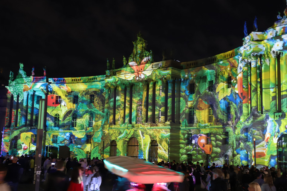 Ánh sáng lung linh được chiếu lên khu Giảng đường Đại học Humbold tại Quảng trường Bebelplatz. (Ảnh: Mạnh Hùng/TTXVN)