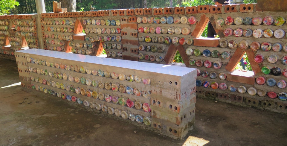 Bức tường bao tại nhà văn hóa bản Nậm Sáng, xã Phúc Than, huyện Than Uyên (Lai Châu) được hoàn thành từ mô hình gạch sinh thái. (Ảnh: Việt Hoàng/TTXVN)