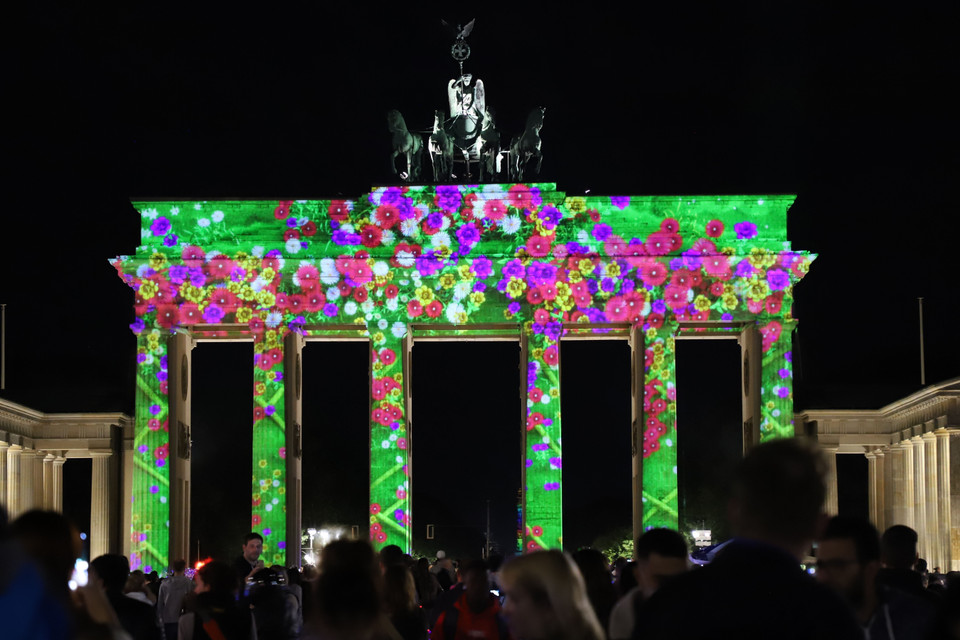 Ánh sáng được chiếu lên Cổng thành Brandenburg, (Ảnh: Mạnh Hùng/TTXVN)