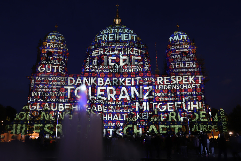 Cũng như mọi năm, Lễ hội bắt đầu từ lúc 20h21' đến nửa đêm khi nhiều công trình kiến trúc được chiếu đèn màu với muôn vàn hình ảnh ấn tượng, sinh động. (Ảnh: Mạnh Hùng/TTXVN)