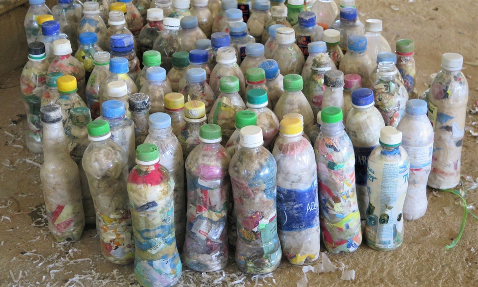 Gạch sinh thái được phụ nữ Than Uyên (Lai Châu) làm từ túi nilon và chai nhựa, góp phần bảo vệ môi trường. (Ảnh: Việt Hoàng/TTXVN)