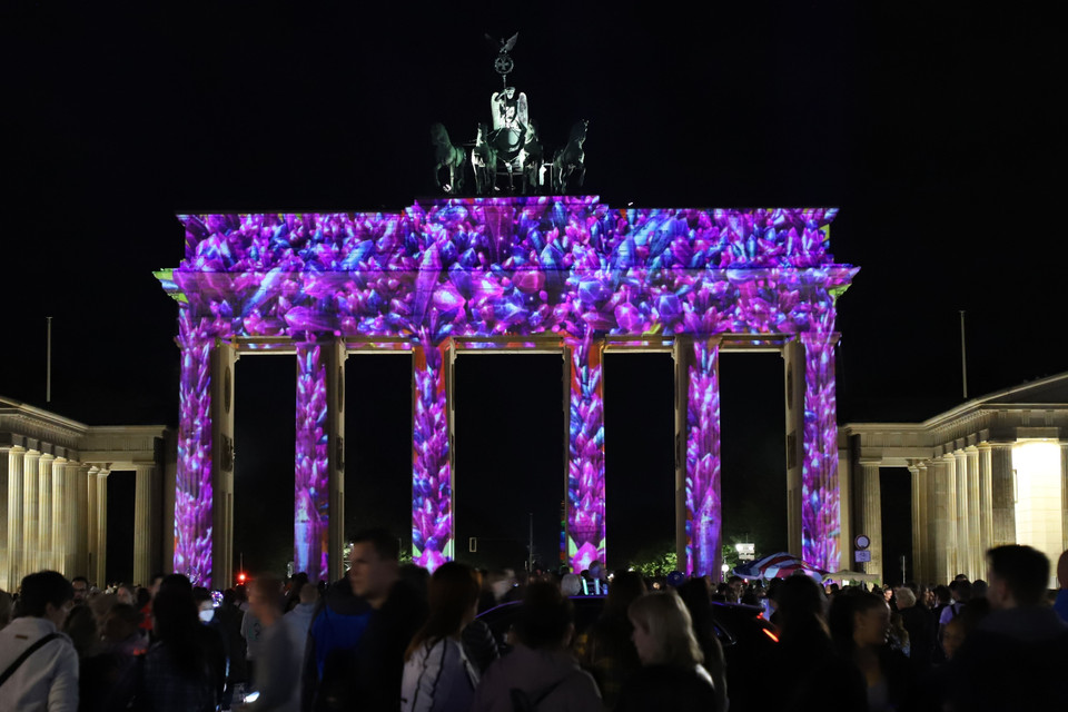 Lung linh ánh sáng được chiếu lên Cổng thành Brandenburg, (Ảnh: Mạnh Hùng/TTXVN)