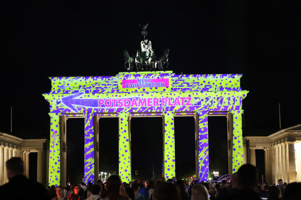 Lung linh ánh sáng được chiếu lên Cổng thành Brandenburg, (Ảnh: Mạnh Hùng/TTXVN)