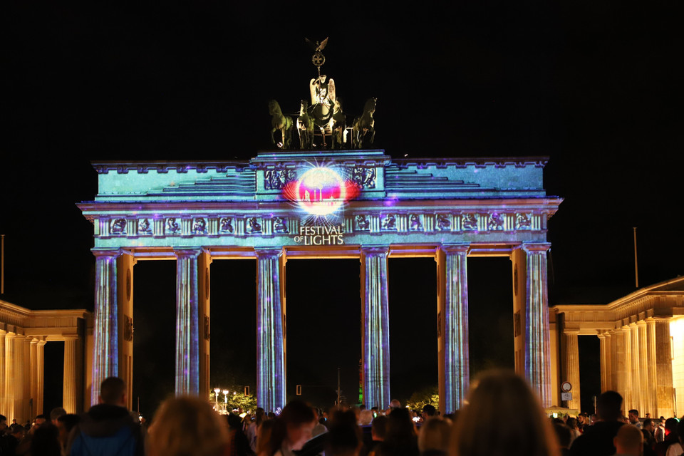 Ánh sáng lung linh được chiếu lên Cổng thành Brandenburg, (Ảnh: Mạnh Hùng/TTXVN)