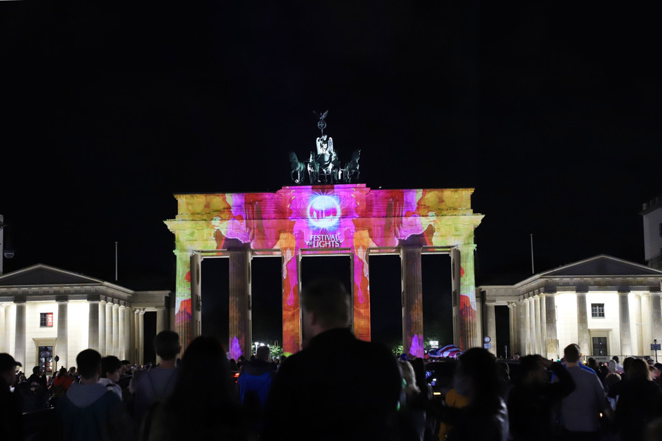 Ánh sáng được chiếu lên Cổng thành Brandenburg, (Ảnh: Mạnh Hùng/TTXVN)