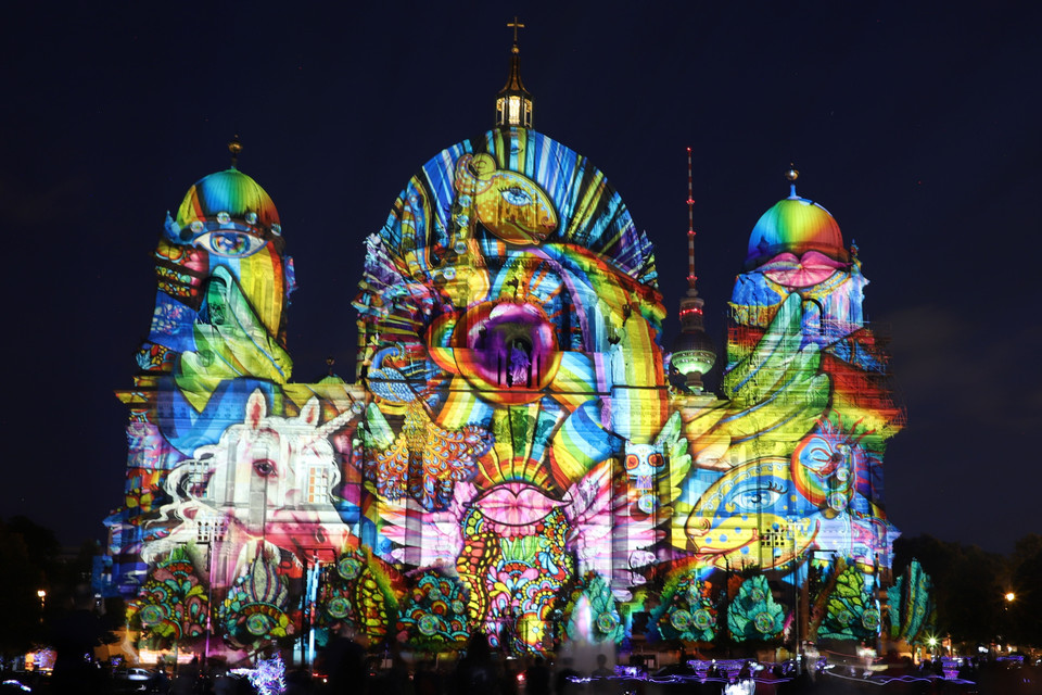 Ánh sáng được chiếu lên Nhà thờ Berlin (Berliner Dom). (Ảnh: Mạnh Hùng/TTXVN)