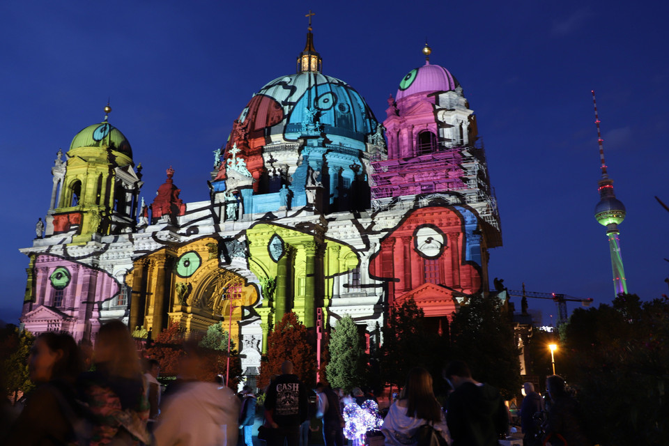 Ánh sáng được chiếu lên Nhà thờ Berlin (Berliner Dom). (Ảnh: Mạnh Hùng/TTXVN)
