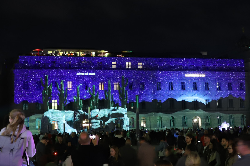 Ánh sáng được chiếu lên khu Giảng đường Đại học Humbold tại Quảng trường Bebelplatz. (Ảnh: Mạnh Hùng/TTXVN)