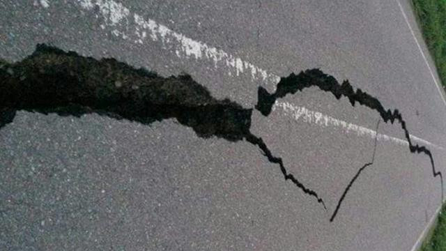 Mặt đường vỡ nứt. (Nguồn: AFP)