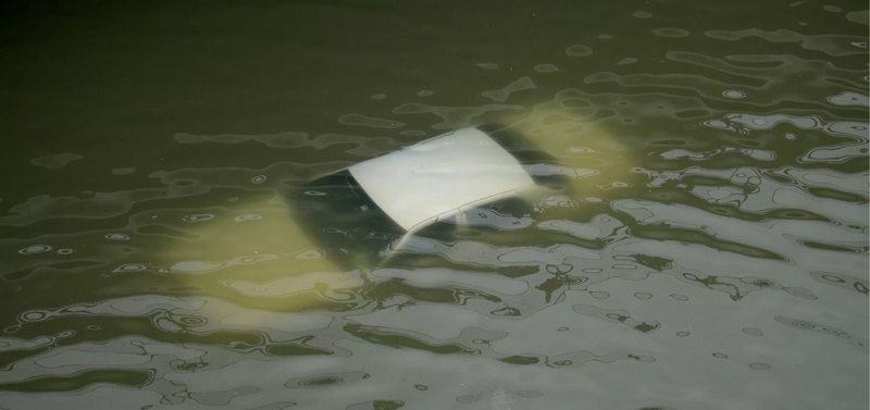 Một chiếc xe ô tô bị nhấn chìm trong dòng nước lũ. (Nguồn: AP)