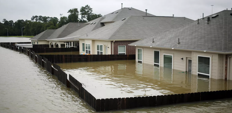 Chỉ từ đêm đến sáng, mực nước tăng nhanh nhấn chìm hàng loạt xe hơi và nhà dân. (Nguồn: Getty)