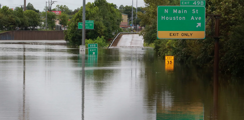 Nước lũ gây cản trở giao thông. (Nguồn: Reuters)