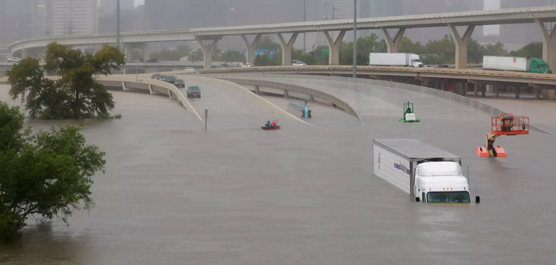 Thị trưởng thành phố Houston của Mỹ đã ban bố lệnh giới nghiêm đêm 29/8 trong bối cảnh thành phố này đang nỗ lực hạn chế nạn cướp bóc sau trận lụt lịch sử ở bang Texas. (Nguồn: Reuters)