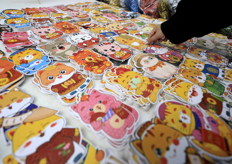 Bao lì xì năm Quý Mão với nhiều mẫu mã đẹp mắt. (Ảnh: Nhật Anh/TTXVN)