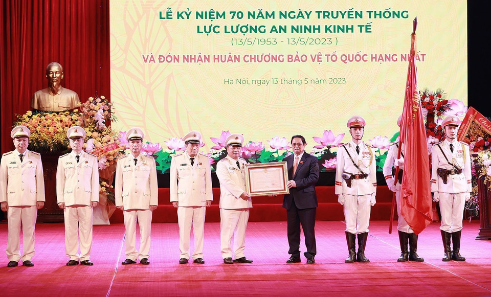 Thủ tướng Phạm Minh Chính trao Huân chương Bảo vệ Tổ quốc hạng Nhất cho lực lượng An ninh Kinh tế. (Ảnh: Dương Giang/TTXVN)
