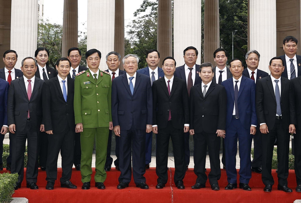 Chủ tịch nước Võ Văn Thưởng với lãnh đạo Tòa án Nhân dân tối cao và các đại biểu dự buổi làm việc. (Ảnh: Thống Nhất/TTXVN)