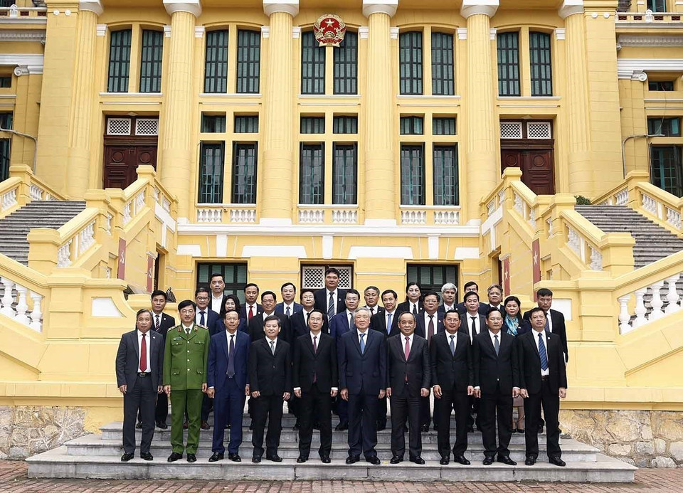 Chủ tịch nước Võ Văn Thưởng với lãnh đạo Tòa án Nhân dân tối cao và các đại biểu dự buổi làm việc. (Ảnh: Thống Nhất/TTXVN)