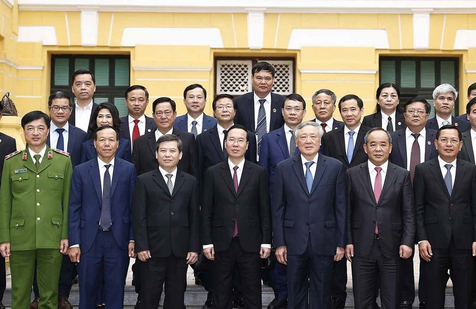 Hình ảnh Chủ tịch nước Võ Văn Thưởng với lãnh đạo Tòa án Nhân dân tối cao và các đại biểu dự buổi làm việc. (Ảnh: Thống Nhất/TTXVN)