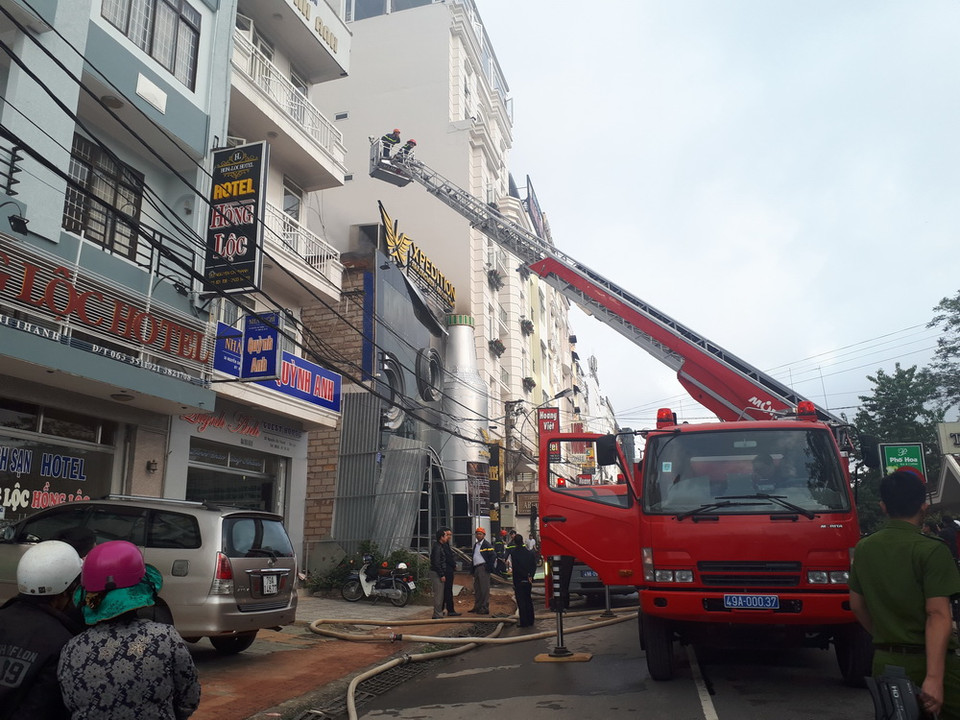 Đây là quán bia chưa đi vào hoạt động và có kết cấu xây dựng chắc chắn, rất khó khăn để dập lửa. (Ảnh: Đăng Tuấn/TTXVN)