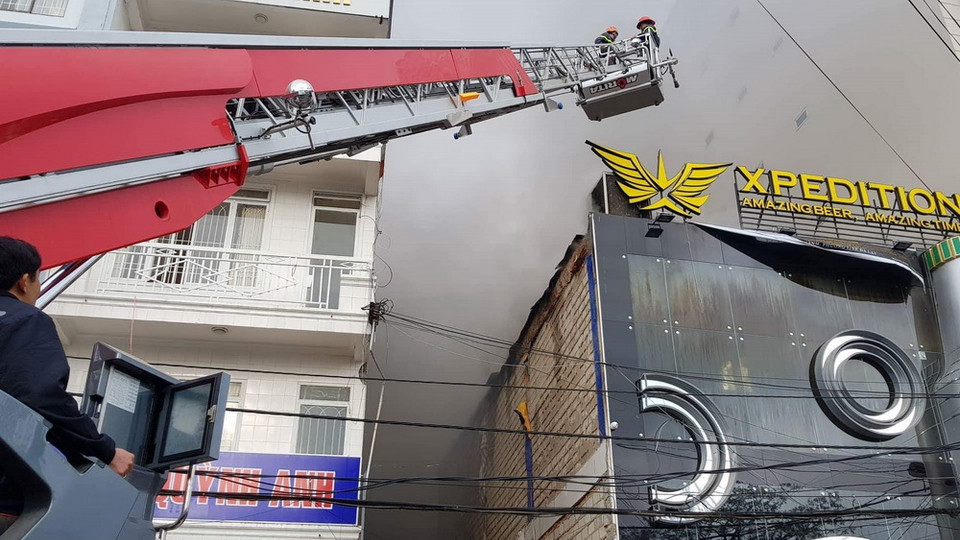 Các tuyến đường đến khu vực xảy ra hỏa hoạn đã được phong tỏa để đảm bảo công tác chữa cháy. (Ảnh: Đăng Tuấn/TTXVN)