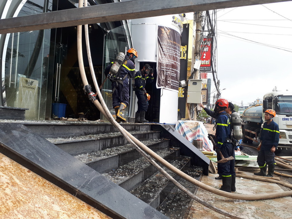  Do công trình bị cháy đang được thi công, phần đệm mút cách âm nhiều nên đám cháy bùng phát rất dữ dội. (Ảnh: Đăng Tuấn/TTXVN)