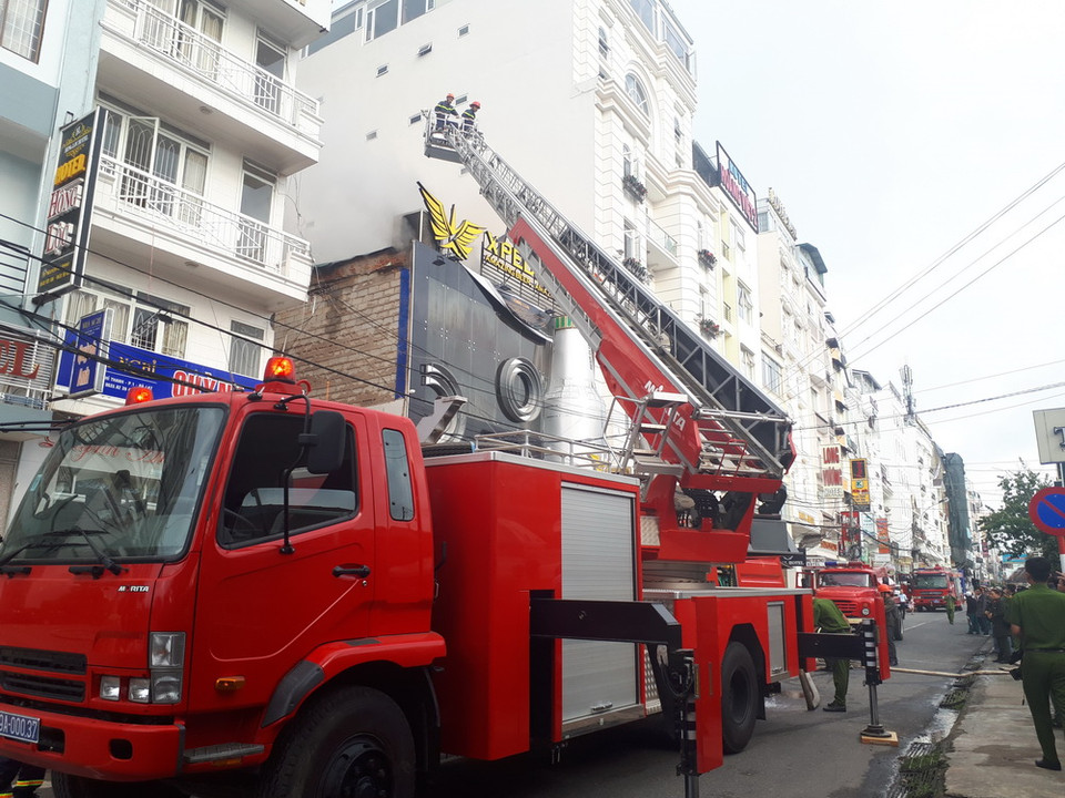 Xe chữa cháy làm việc tại hiện trường. (Ảnh: Đăng Tuấn/TTXVN)